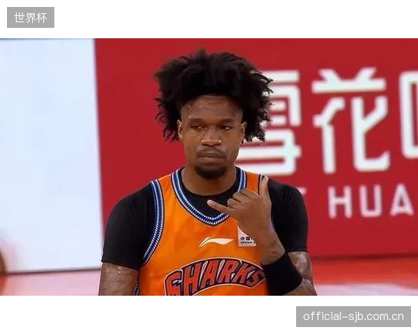 古德温凭借总决赛的稳定火力当选FMVP,其持球攻击能力成为上海队夺冠关键。 古德温凭借总决赛的稳定火力当选FMVP,其持球攻击能力成为上海队夺冠关键。