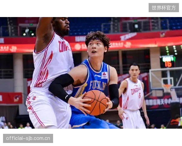 上海队休赛期重磅引援收获奇效,内外线实力提升是夺冠关键。 上海队休赛期重磅引援收获奇效,内外线实力提升是夺冠关键。